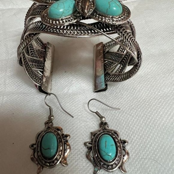 Beautiful Turquoise Colored Butterfly Bracelet with Matching Earrings - Picture 2 of 2